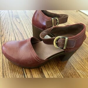 Dansko Women's Darlene Mary Jane Heel Red and brown Pump Size 39 (8.5-9)